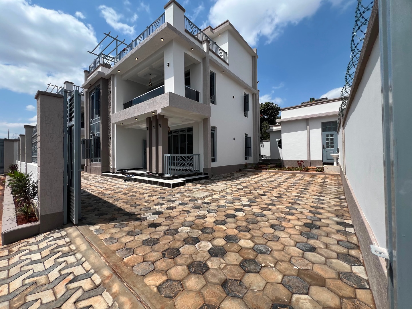 Executive 5-Bedroom All En-Suite House with DSQ for Sale in Mugutha, Ruiru